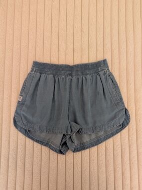 🩷 5/$25 - TEAM LTD Blue Chambray Elastic Waist Dolphin Shorts